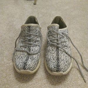 FAKE Yeezy sneakers